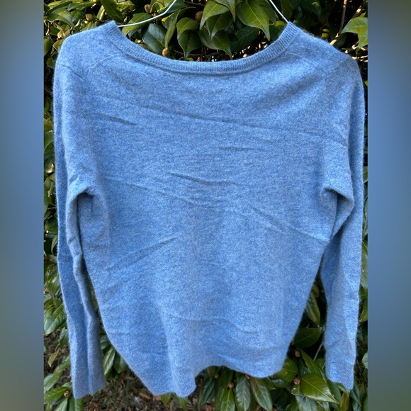 Tahari 100% Cashmere Blue V-Neck Sweater - Picture 4 of 5
